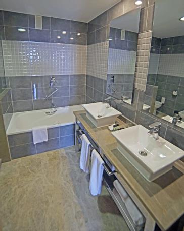 HOLIDAY WORLD RESORT | BENALMADENA | Baños Junior Suite Holiday World Polynesia